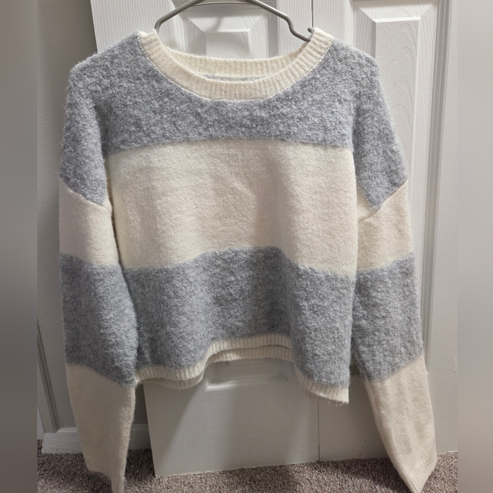 Jessica Simpson Gray and Cream Striped Sweater